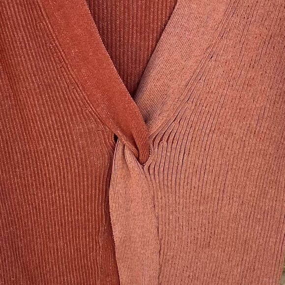NAADAM RUST RIBBED COTTON/CASHMERE BLEND TWIST FRONT TOP. Size Small. NWOT - Picture 3 of 4